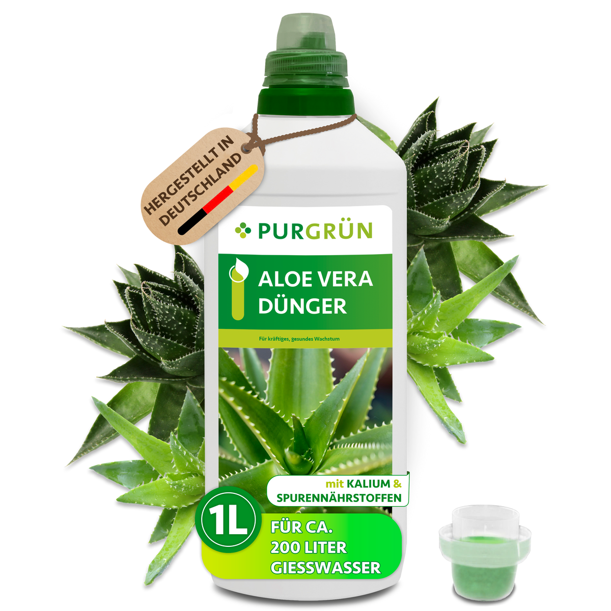 Purgrün Aloe-Vera-Dünger in der 1-Liter-Flasche mit Dosierkappe, umgeben von Aloe-Vera-Pflanzen; ausreichend für ca. 200 Liter Gießwasser.