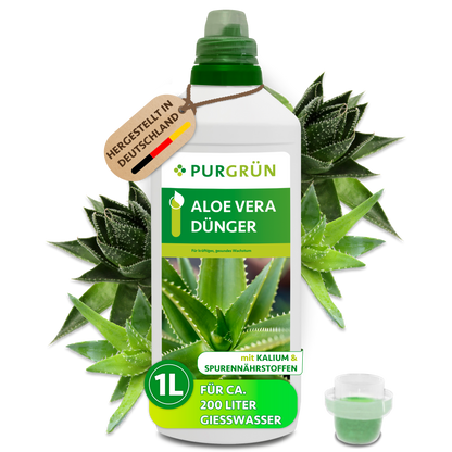 Purgrün Aloe-Vera-Dünger in der 1-Liter-Flasche mit Dosierkappe, umgeben von Aloe-Vera-Pflanzen; ausreichend für ca. 200 Liter Gießwasser.