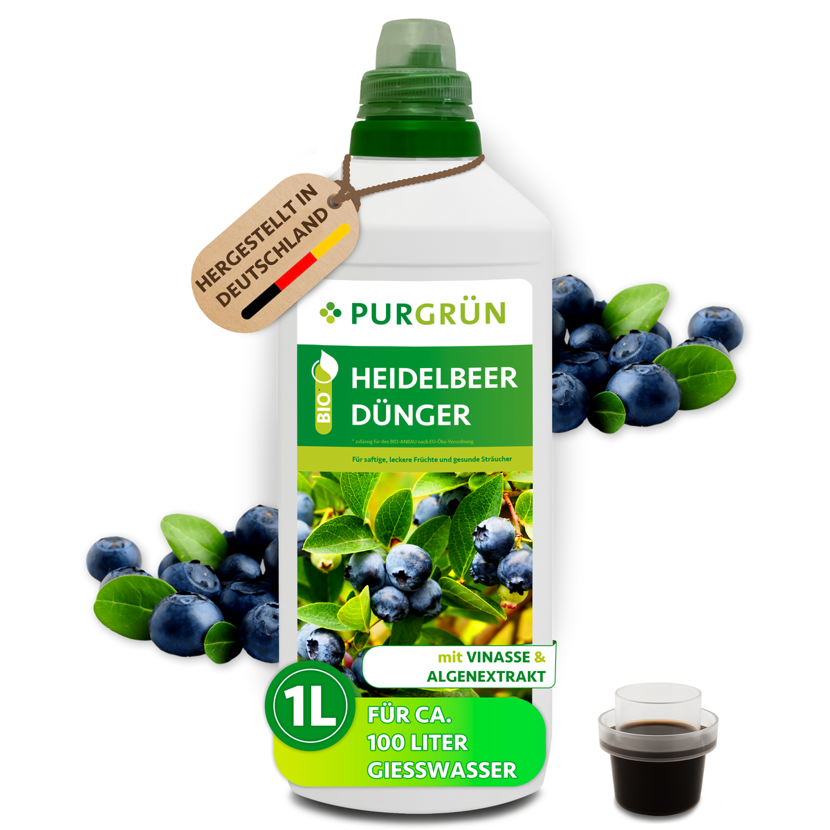 Purgrün Bio-Heidelbeerdünger in der 1-Liter-Flasche mit Dosierkappe, umgeben von Heidelbeeren.