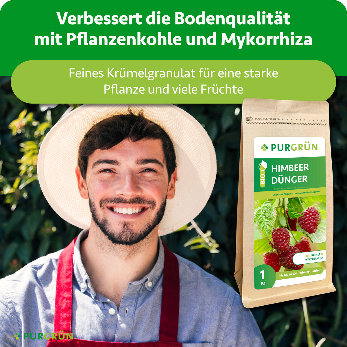 Ein Gärtner hält den Bio-Himbeerdünger; Pflanzenkohle und Mykorrhiza verbessern laut Darstellung die Bodenqualität.