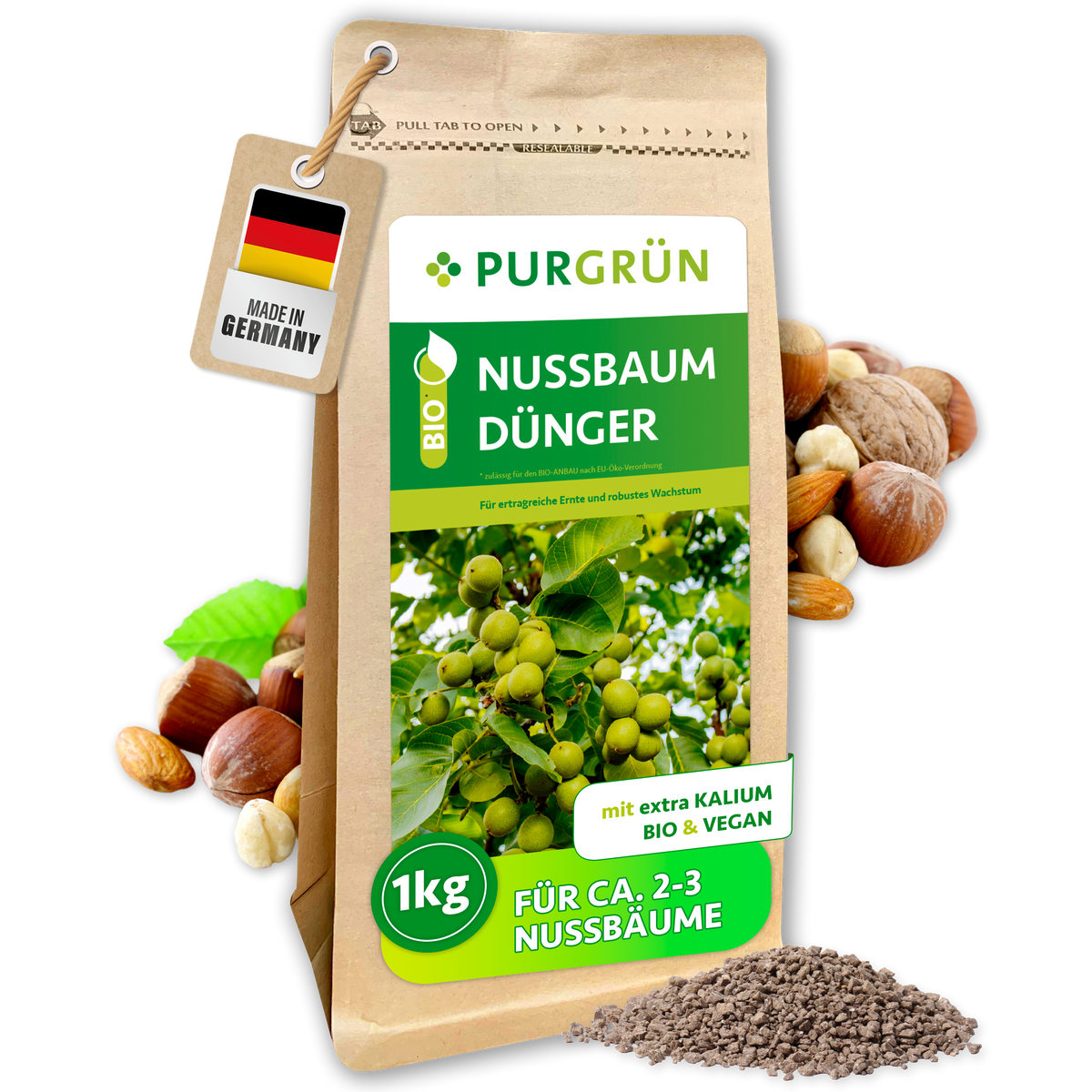 Purgrün Bio-Nussbaum-Dünger, 1 kg, im wiederverschließbaren Standbeutel neben Nüssen und feinem Granulat.