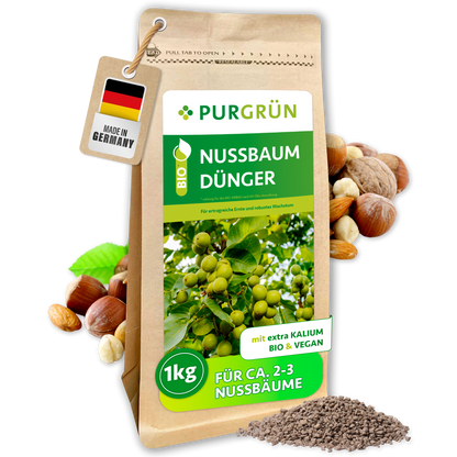 Purgrün Bio-Nussbaum-Dünger, 1 kg, im wiederverschließbaren Standbeutel neben Nüssen und feinem Granulat.