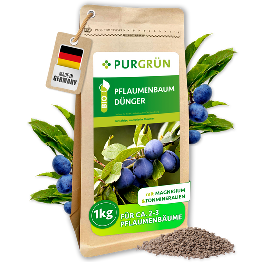 Purgrün Bio-Pflaumenbaum-Dünger im 1-kg-Beutel mit Pflaumenmotiv und sichtbarem Granulat; laut Etikett für ca. 2–3 Pflaumenbäume.