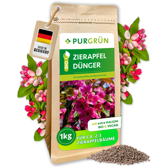 Purgrün Bio-Zierapfel-Dünger im 1-kg-Standbeutel mit sichtbarem Granulat, rosa Zierapfelblüten und Anhänger „Made in Germany“.