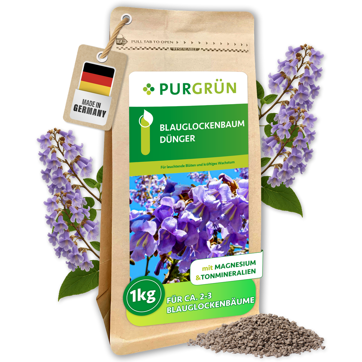 Purgrün Blauglockenbaum-Dünger im 1-kg-Beutel, umrahmt von violetten Blüten und mit sichtbarem Düngerkorn.