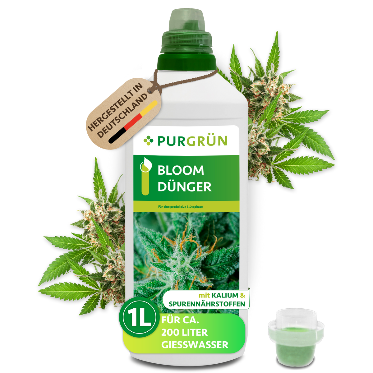 Eine Flasche Purgrün Cannabis Bloom-Dünger 1 Liter mit Cannabisblättern und -blüten im Hintergrund, einem Messbecher davor und einem Etikett mit der Aufschrift „Hergestellt in Deutschland“ mit Mikronährstoffen für 1 l/200 l Wasser.