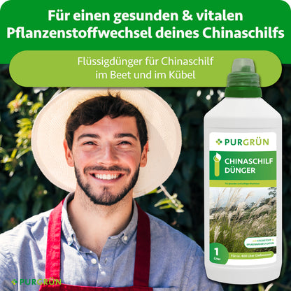 Lächelnder Gärtner mit Purgrün Chinaschilf-Dünger; Flüssigdünger für Chinaschilf im Beet und Kübel, für einen gesunden und vitalen Pflanzenstoffwechsel.