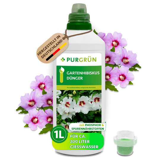 1-Liter-Flasche Purgrün Gartenhibiskus-Dünger mit Dosierkappe, umgeben von rosa Hibiskusblüten.