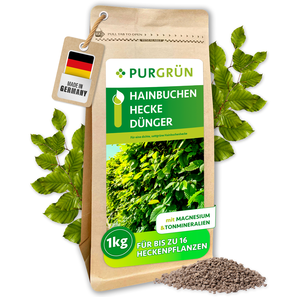 Purgrün Hainbuchenhecke-Dünger im 1-kg-Standbeutel, umgeben von Hainbuchenblättern und feinem Granulat.