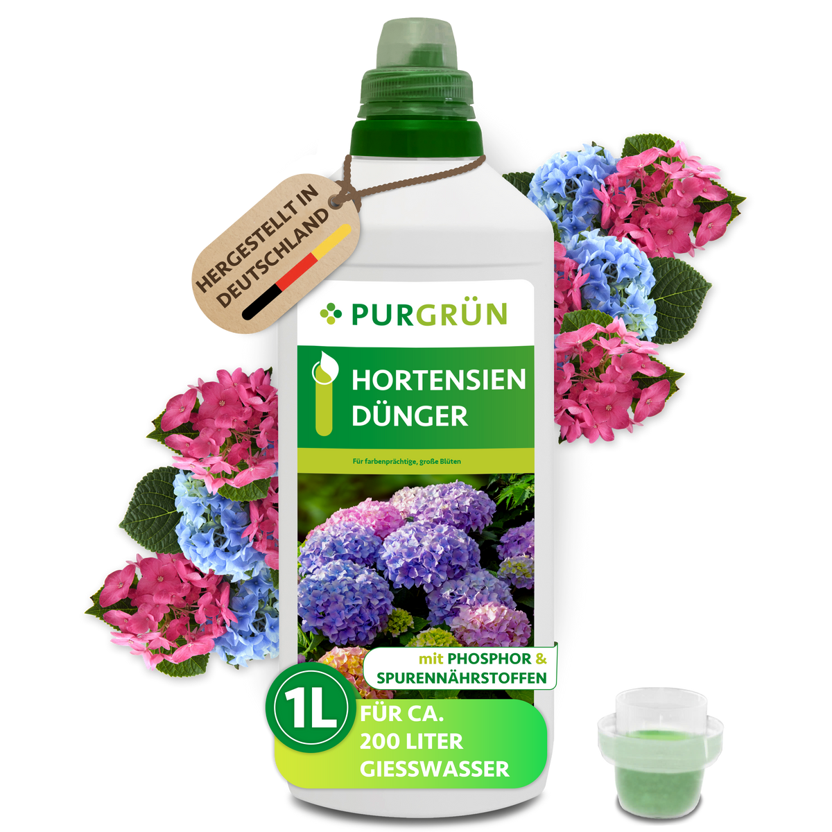Eine 1-Liter-Flasche Purgrün Hortensiendünger mit einer grünen Kappe und Hortensienblüten auf dem Etikett. Dahinter blühen rosa und blaue Hortensien, daneben ein Messbecher und das Etikett "Hergestellt in Deutschland".