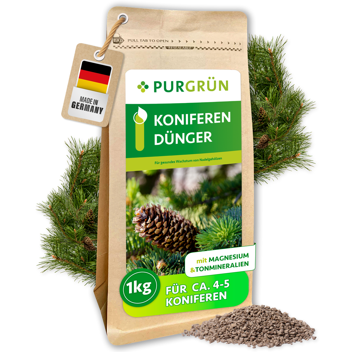 Purgrün Koniferendünger im 1-kg-Kraftpapierbeutel, umgeben von Koniferenzweigen, Zapfen und feinem Granulat.