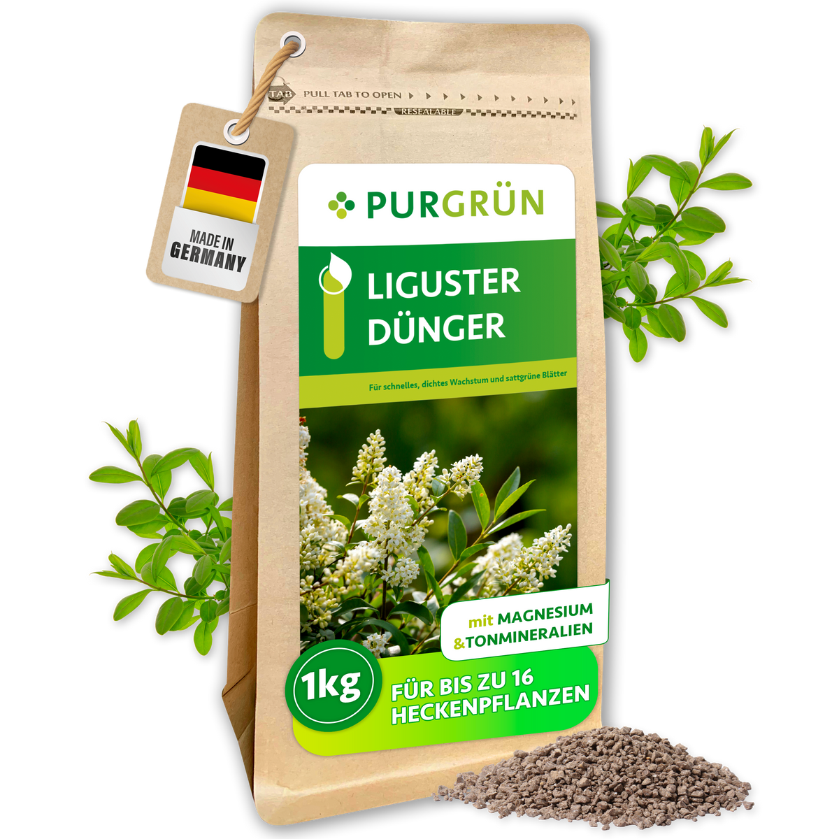 Purgrün Liguster-Dünger, 1 kg, im wiederverschließbaren Kraftpapierbeutel neben Granulat und Ligusterzweigen.