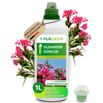 Purgrün Oleander-Dünger in der 1-Liter-Flasche mit Dosierkappe vor rosa Oleanderblüten, für ca. 200 Liter Gießwasser.