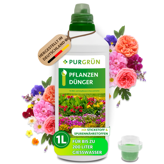 Purgrün Pflanzendünger in der 1-Liter-Flasche mit Dosierkappe, bunten Blüten und Anhänger „Hergestellt in Deutschland“.
