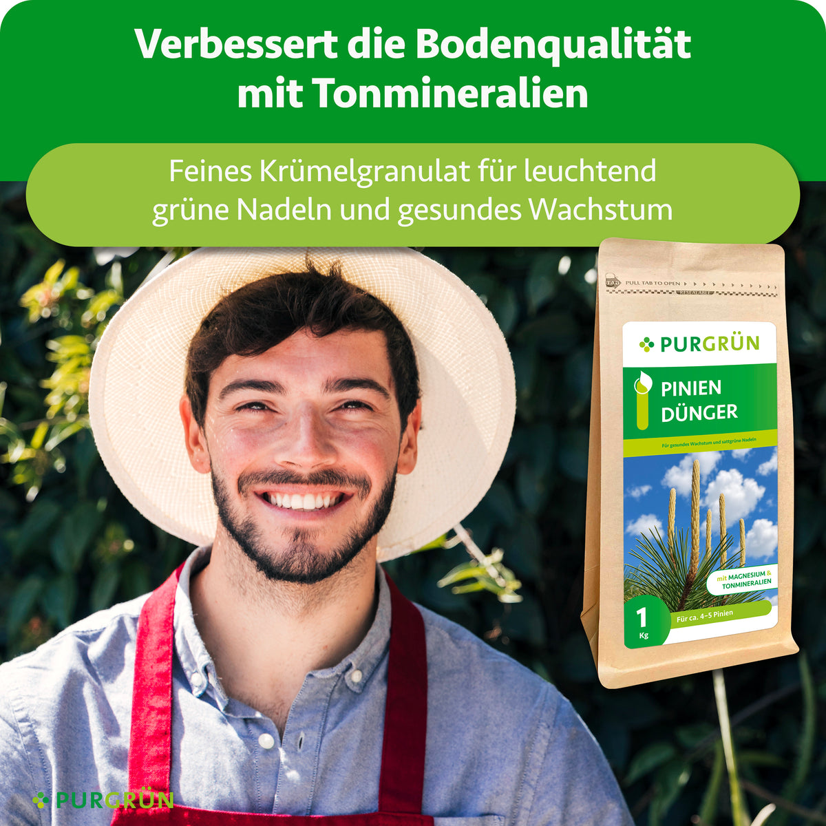 Lächelnder Gärtner neben dem Düngerbeutel; Tonmineralien verbessern die Bodenqualität, feines Krümelgranulat fördert leuchtend grüne Nadeln und gesundes Wachstum.