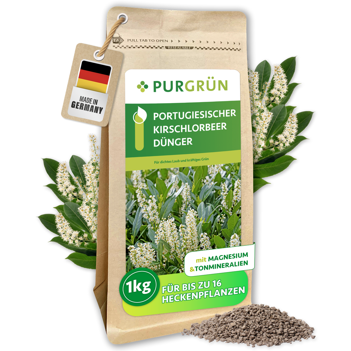 Standbeutel Portugiesischer-Kirschlorbeer-Dünger, 1 kg, mit Magnesium und Tonmineralien, vor blühendem Kirschlorbeer und feinem Granulat.