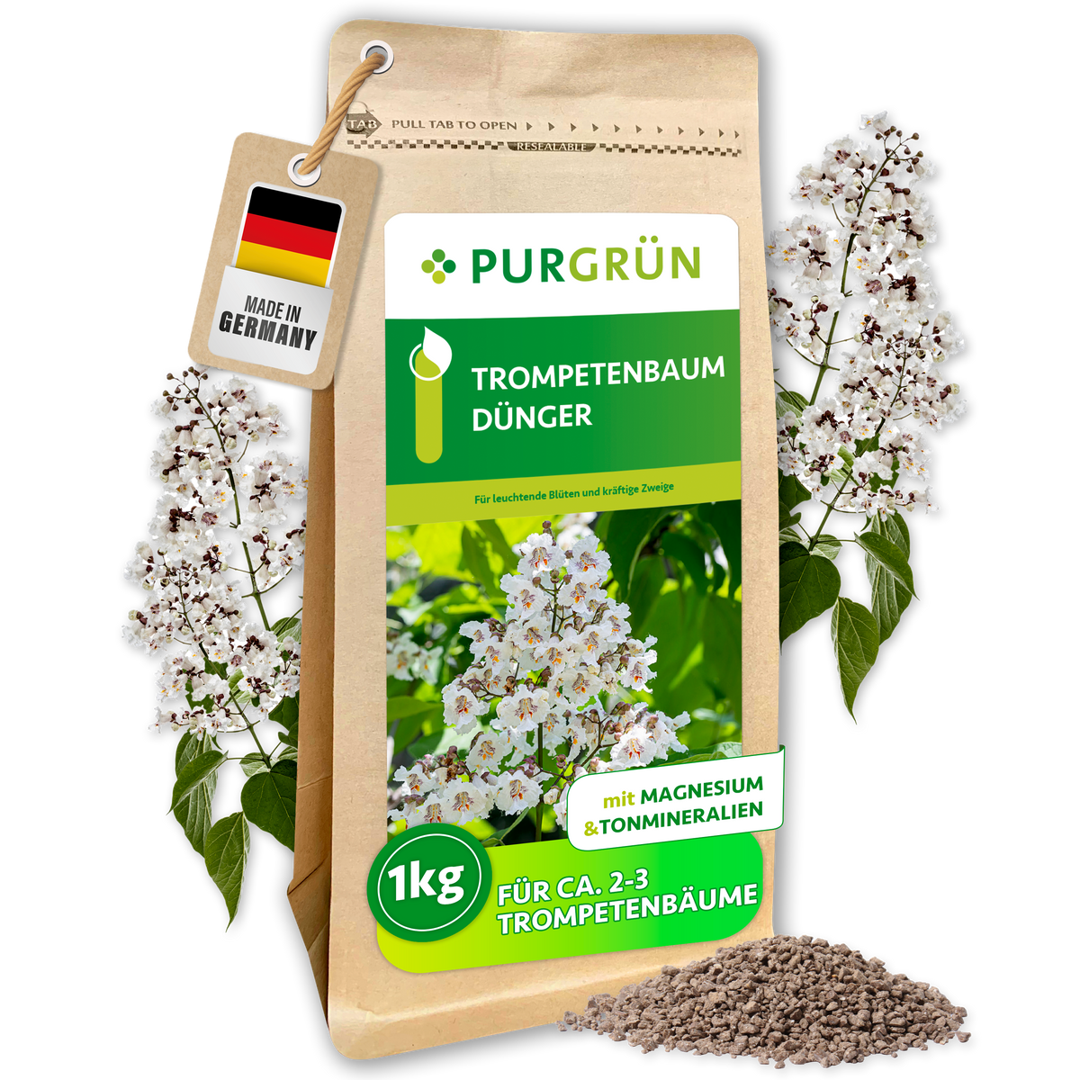 Purgrün Trompetenbaum-Dünger im wiederverschließbaren 1-kg-Beutel, mit Krümelgranulat und weißen Trompetenbaumblüten.