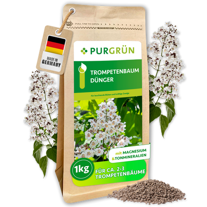 Purgrün Trompetenbaum-Dünger im wiederverschließbaren 1-kg-Beutel, mit Krümelgranulat und weißen Trompetenbaumblüten.
