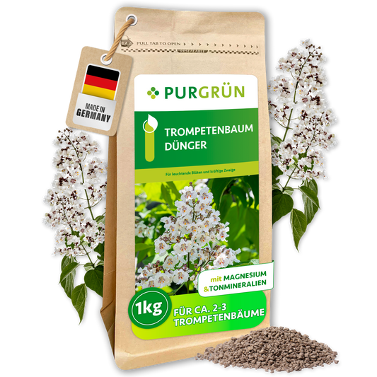 Purgrün Trompetenbaum-Dünger im wiederverschließbaren 1-kg-Beutel, mit Krümelgranulat und weißen Trompetenbaumblüten.