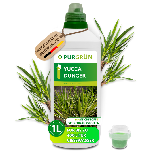 1-Liter-Flasche Purgrün Yucca-Dünger mit Dosierkappe und Anhänger „Hergestellt in Deutschland“, umgeben von Yucca-Blättern.