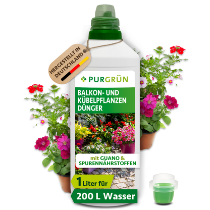 Purgrün Balkon- und Kübelpflanzendünger, 1-Liter-Flasche mit Dosierkappe, für ca. 200 Liter Gießwasser; umgeben von blühenden Kübelpflanzen.