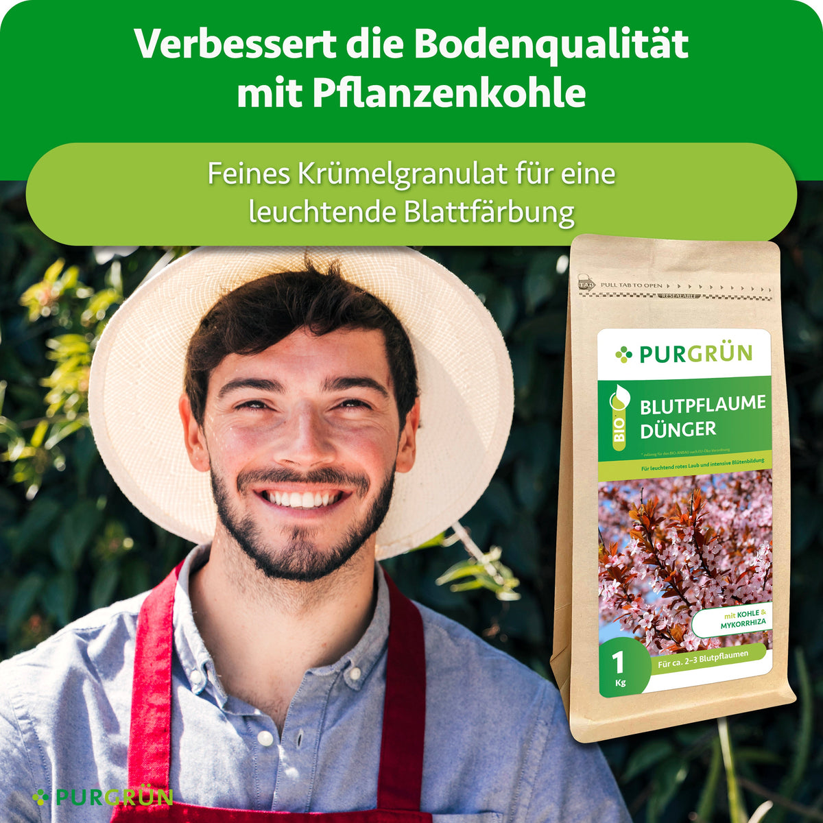 Ein Gärtner hält den Düngerbeutel; Pflanzenkohle verbessert die Bodenqualität, feines Krümelgranulat unterstützt eine leuchtende Blattfärbung.