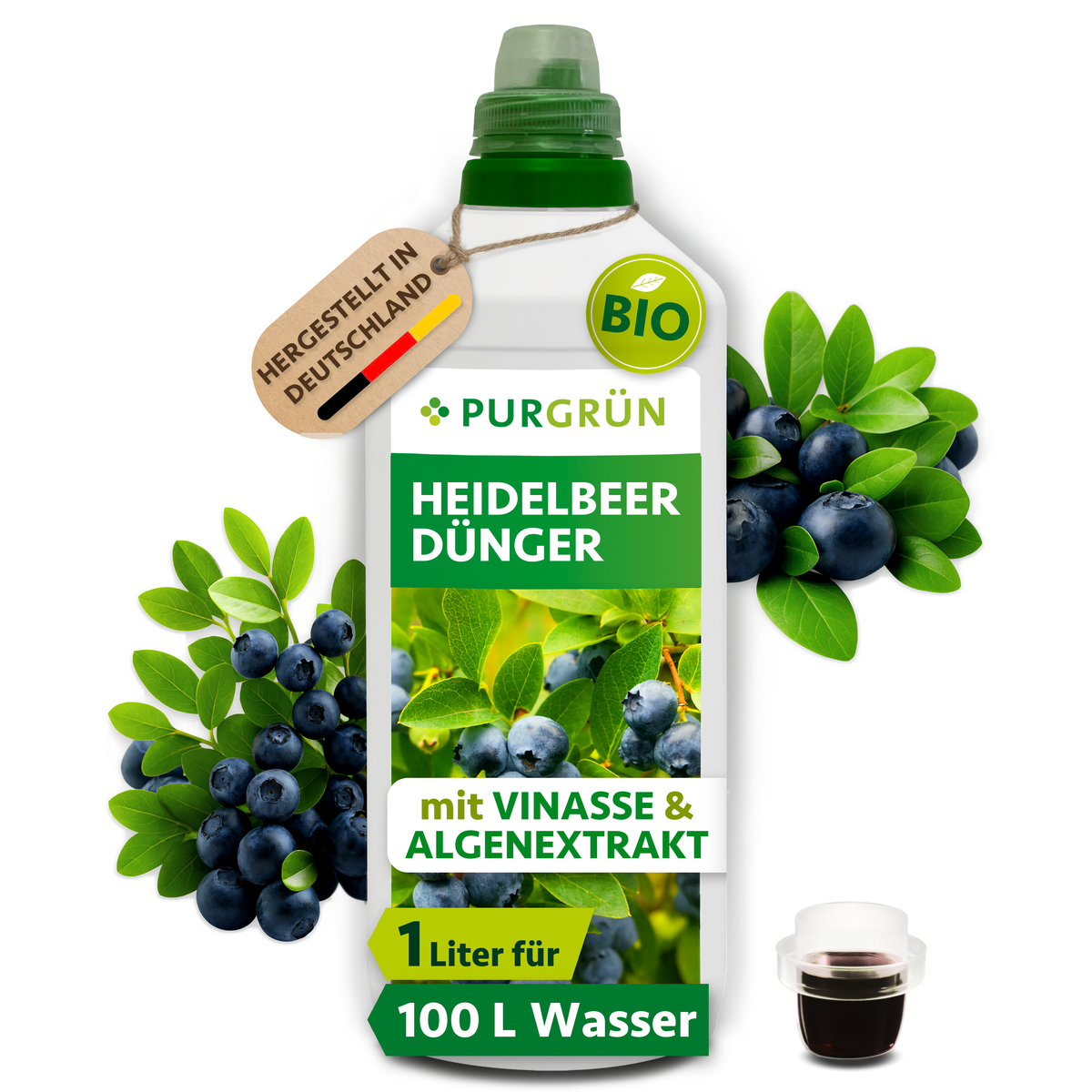 Purgrün Bio-Heidelbeerdünger in der 1-Liter-Flasche mit Dosierkappe, umgeben von Heidelbeeren.