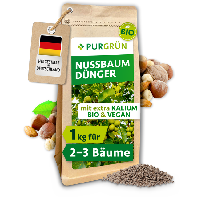 Purgrün Bio-Nussbaum-Dünger, 1 kg, im wiederverschließbaren Standbeutel neben Nüssen und feinem Granulat.