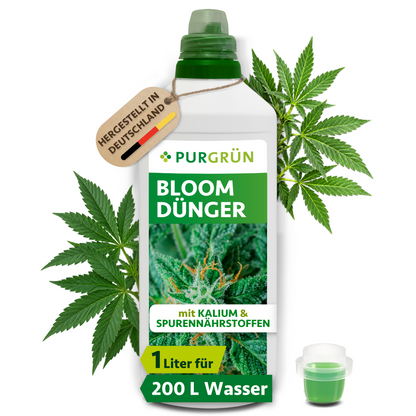 Eine Flasche Purgrün Bloom-Dünger 1 Liter mit grünen Blättern im Hintergrund, einer Dosierkappe davor und einem Anhänger mit der Aufschrift „Hergestellt in Deutschland“. Mit Kalium und Spurennährstoffen, für ca. 200 Liter Gießwasser.