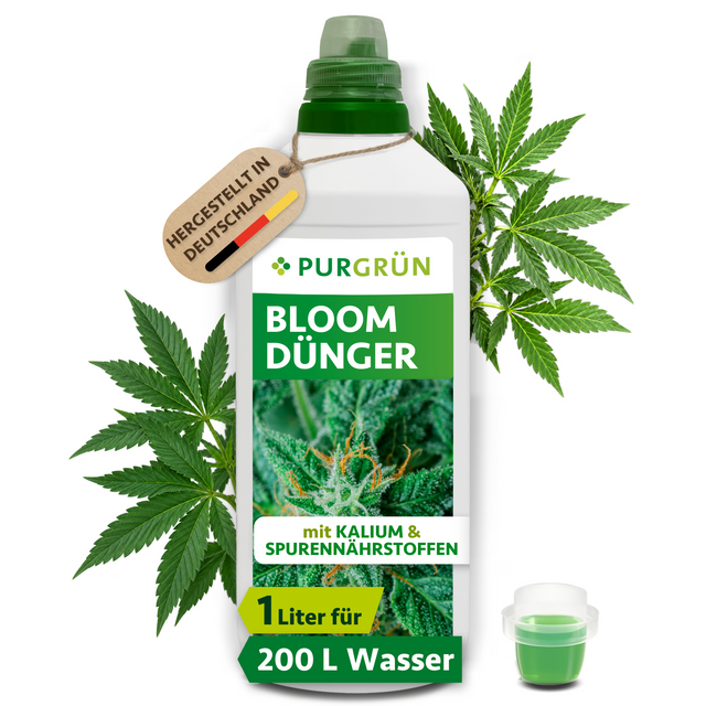 Eine Flasche Purgrün Bloom-Dünger 1 Liter mit grünen Blättern im Hintergrund, einer Dosierkappe davor und einem Anhänger mit der Aufschrift „Hergestellt in Deutschland“. Mit Kalium und Spurennährstoffen, für ca. 200 Liter Gießwasser.