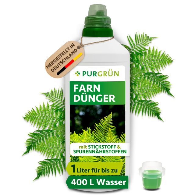 Purgrün Farn-Dünger, 1 Liter, weiße Flasche mit Dosierkappe vor grünen Farnwedeln und Anhänger „Hergestellt in Deutschland“.